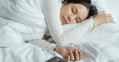 personne-endormie-avec-un-oreiller-ergonomique personne-endormie-avec-un-oreiller-ergonomique