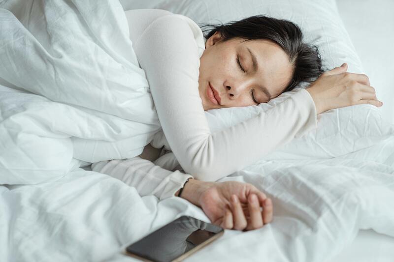personne endormie avec un oreiller ergonomique