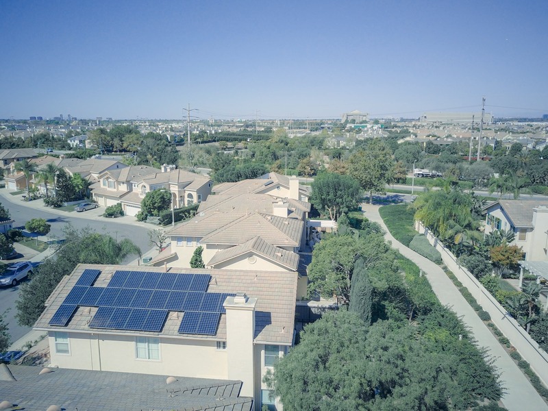 toit avec des panneaux solaires