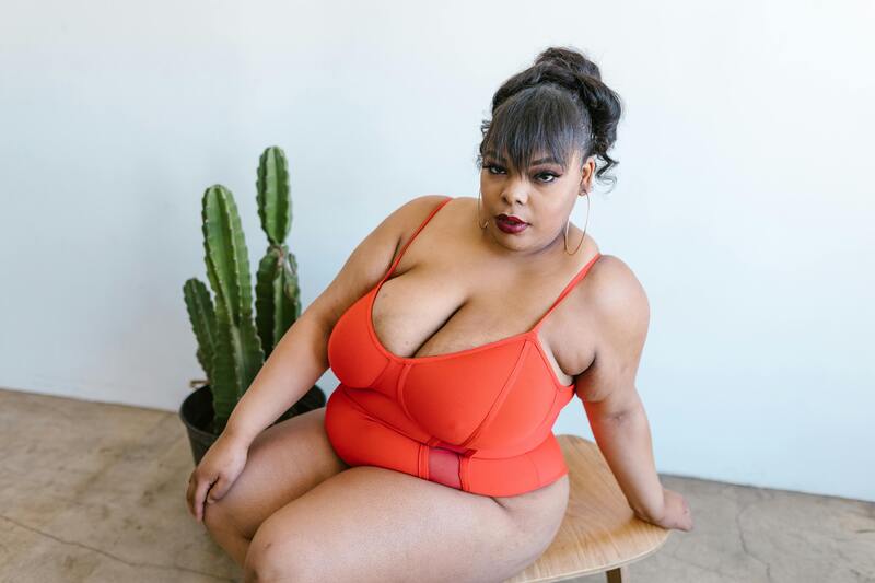 femme ronde avec maillot une pièce