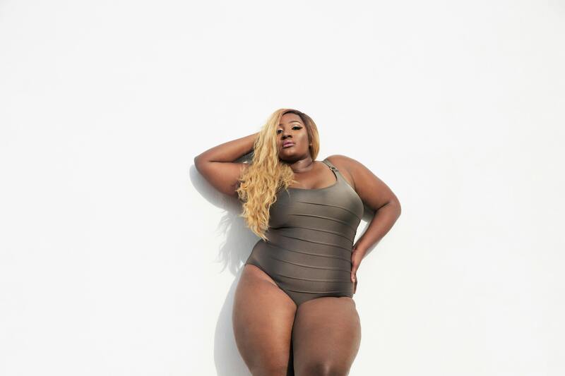 femme ronde avec un maillot de bain