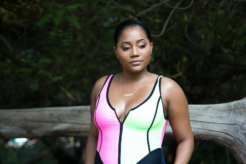 femme ronde et maillot de bain
