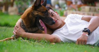 un-malinois-avec-son-ami un-malinois-avec-son-ami