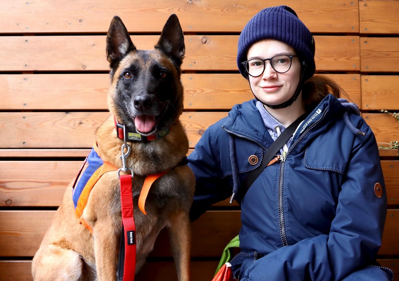 un malinois et une fille